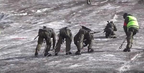 Video: Thót tim lính tinh nhuệ Nga đua nhau leo núi dốc thẳng đứng
