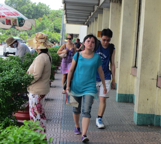 Khách Tây trở về nhà còn mỗi... quần chíp