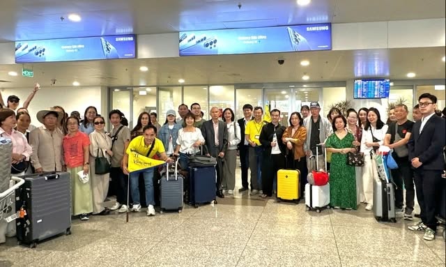Du khách kẹt tại Trung Đông reo hò vỗ tay khi về tới Việt Nam