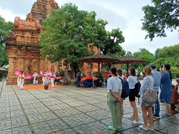 Khách Nga thăm lại Tháp Bà, Hòn Chồng...