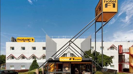 Một người đàn ông có vũ trang trốn trong khách sạn ở Pháp