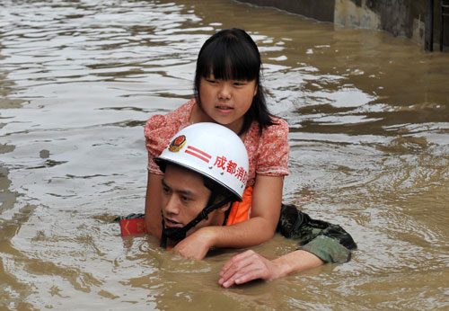 Khách Việt kẹt lũ ở Trung Quốc