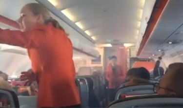 Máy bay Jetstar bốc khói mù mịt, hạ cánh khẩn cấp