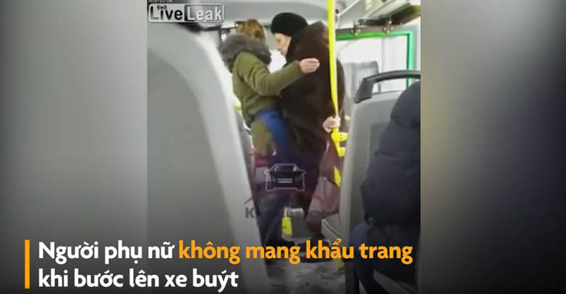 Người phụ nữ không mang khẩu trang bị đẩy khỏi xe buýt ở Nga