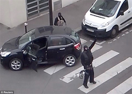 Hai tay súng bắn cảnh sát sau khi tấn công tòa soạn Charlie Hebdo