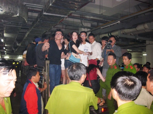 Chó nghiệp vụ cùng cảnh sát đột kích quán bar Sài Gòn