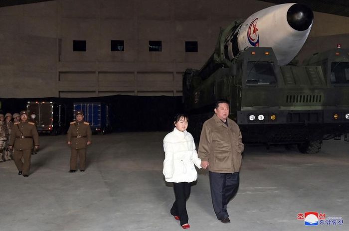 Ông Kim Jong Un và con gái xuất hiện tại buổi phóng ICBM