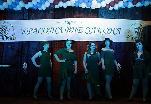 Nga: Thi người đẹp sau song sắt đón ngày 8-3