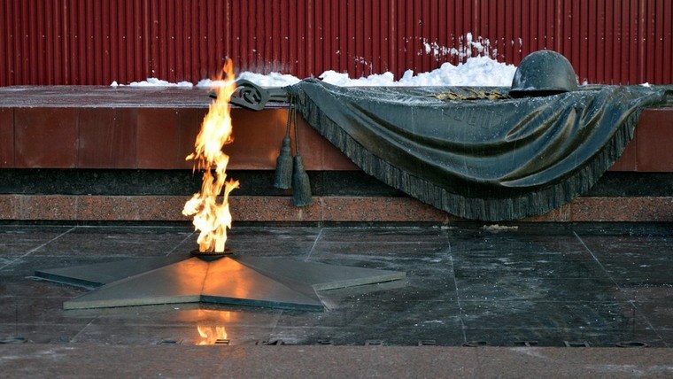 Ngọn lửa vĩnh cửu bên tường thành Kremlin
