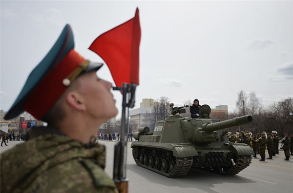 Kỳ diệu dàn vũ khí “khủng” CTTG 2 duyệt binh ngoài Moscow
