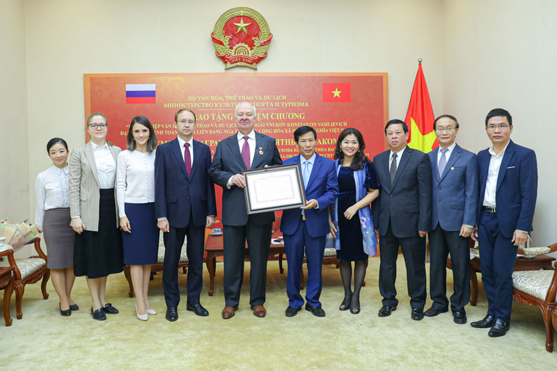Trao Kỷ niệm chương Vì sự nghiệp VHTTDL cho Đại sứ Nga tại Việt Nam