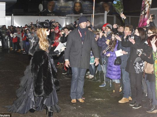 Lady Gaga vẫn mặc hở giữa thời tiết âm 8 độ