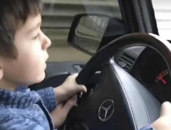 Cậu bé 4 tuổi lái ô tô chạy gần trăm km/h trên đường cao tốc