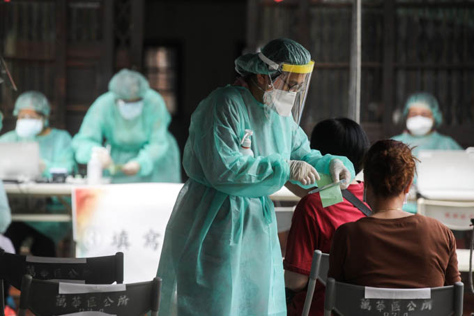 Đài Loan điều tra một phụ nữ nghi ngờ lây nhiễm COVID-19 từ chuột thí nghiệm
