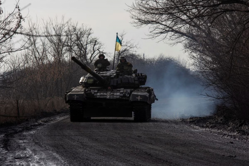 Nga tiến công mạnh mẽ, Mỹ khuyên Ukraine chờ vũ khí hạng nặng