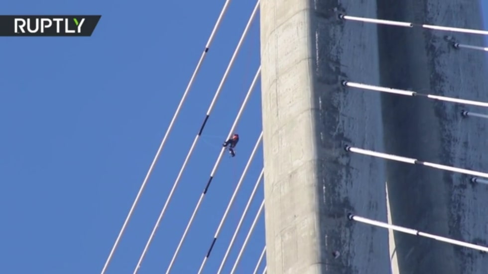 Clip: Lính thủy đánh bộ Nga liều mình dọn dẹp cây cầu cao hơn 300m