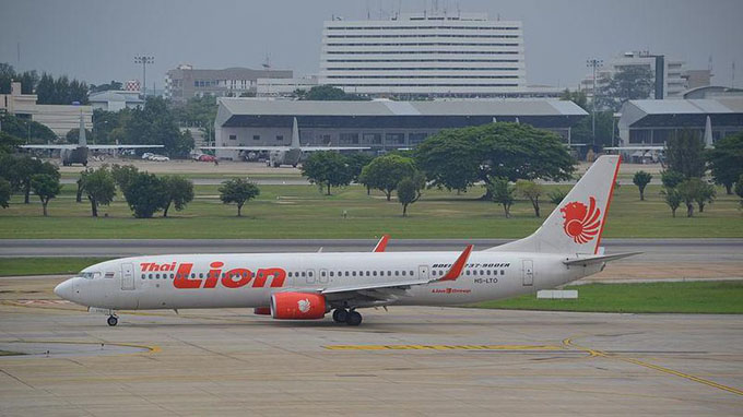 Cơ trưởng Thai Lion Air tạt đầu máy bay Vietnam Airlines tại Nội Bài
