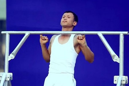 Lập kỷ lục hít xà đơn bằng 2 ngón tay út nhiều lần nhất