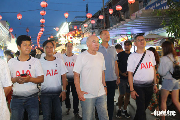 Chợ đêm Phú Quốc sôi động 'chào đón' tỉ phú - ông chủ CLB Tottenham