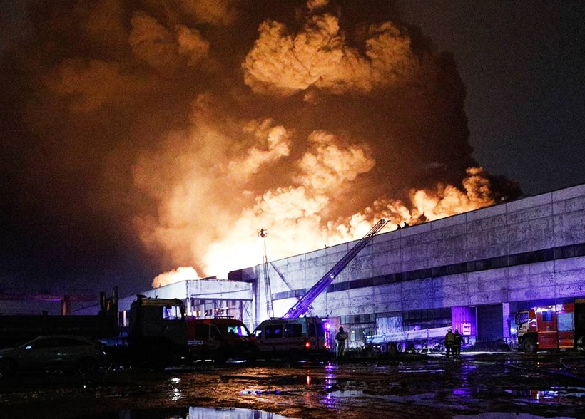 Nhà kho khổng lồ ở St.Petersburg, Nga bốc cháy dữ dội