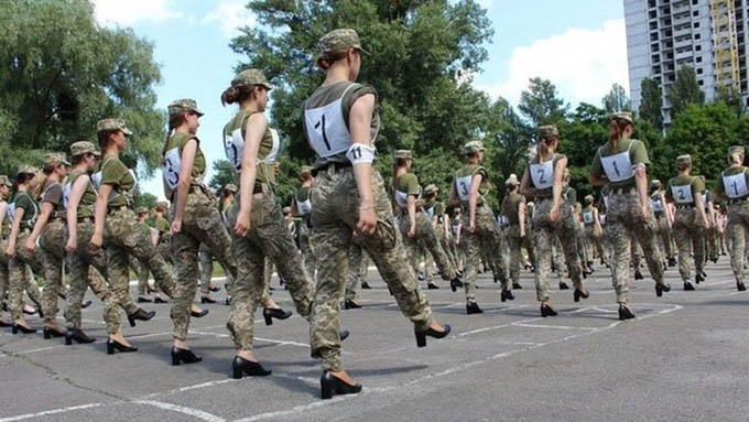 Tranh cãi hình ảnh nữ học viên quân sự Ukraine mang giày cao gót tập duyệt binh