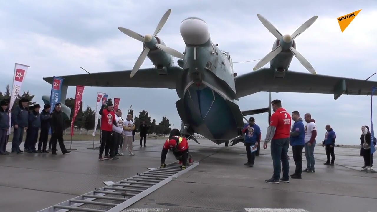 Video: Lực sĩ kéo thủy phi cơ nặng 31,5 tấn lập kỷ lục Liên bang Nga