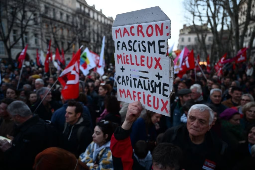 Tổng thống Pháp ''trả giá đắt'' vì cải cách lương hưu