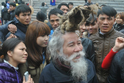 'Dị nhân' tóc búi hình rồng, rắn xuất hiện ở hội Lim