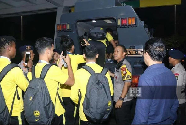 Cầu thủ Malaysia thoát thân bằng xe bọc thép sau khi hạ Indonesia