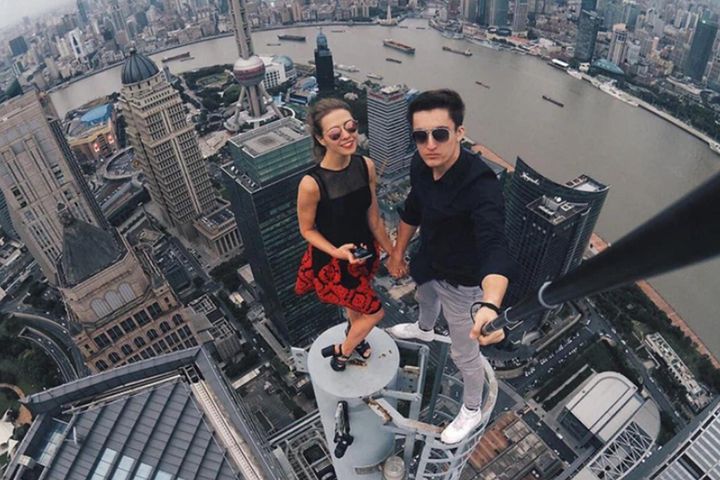 Cặp đôi Nga thích 'thách thức' tử thần, làm dân mạng 'rụng rời' với thú vui selfie