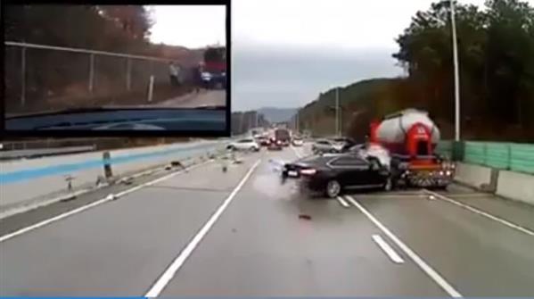 Video: Hãi hùng cảnh hàng chục ô tô mất lái, gây tai nạn trên cao tốc