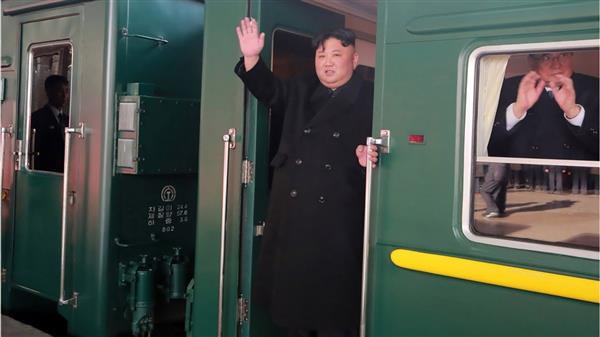 [Video] Cận cảnh Chủ tịch Kim Jong-un lên tàu hỏa tới Việt Nam