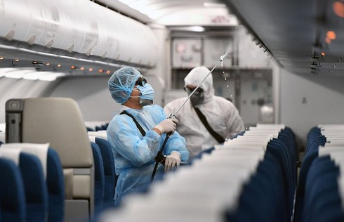 Bác sĩ nói gì về 'đi chung máy bay với người nhiễm Covid - 19'?