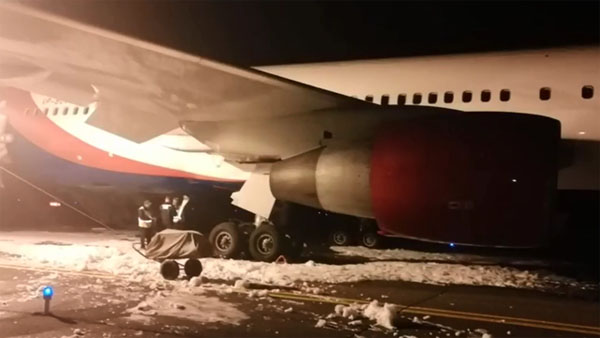 Máy bay Nga trở về từ Việt Nam cháy càng, 49 người bị thương