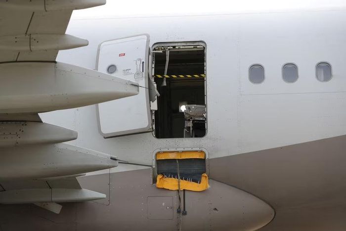 Hành khách mở cửa thoát hiểm giữa chuyến bay vì thấy ''không thoải mái''