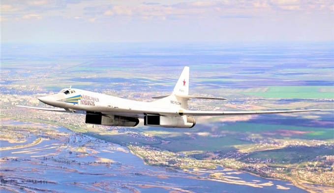 Máy bay ném bom hạng nặng siêu thanh Tu-160 của Nga đáng sợ như thế nào?