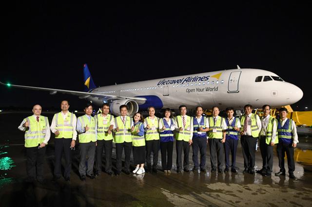 Cận cảnh máy bay đầu tiên và dàn tiếp viên của Vietravel Airlines ở sân bay Tân Sơn Nhất