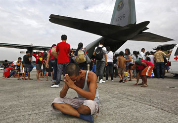Philippines: Sân bay Tacloban náo loạn khi cơn bão mới chuẩn bị đổ bộ