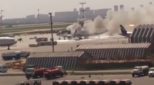 Máy bay Nga bốc cháy nghi ngút ngay tại sân bay quốc tế ở Thủ đô Matxcơva