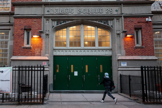 New York, Los Angeles đóng cửa toàn bộ trường học và hàng quán