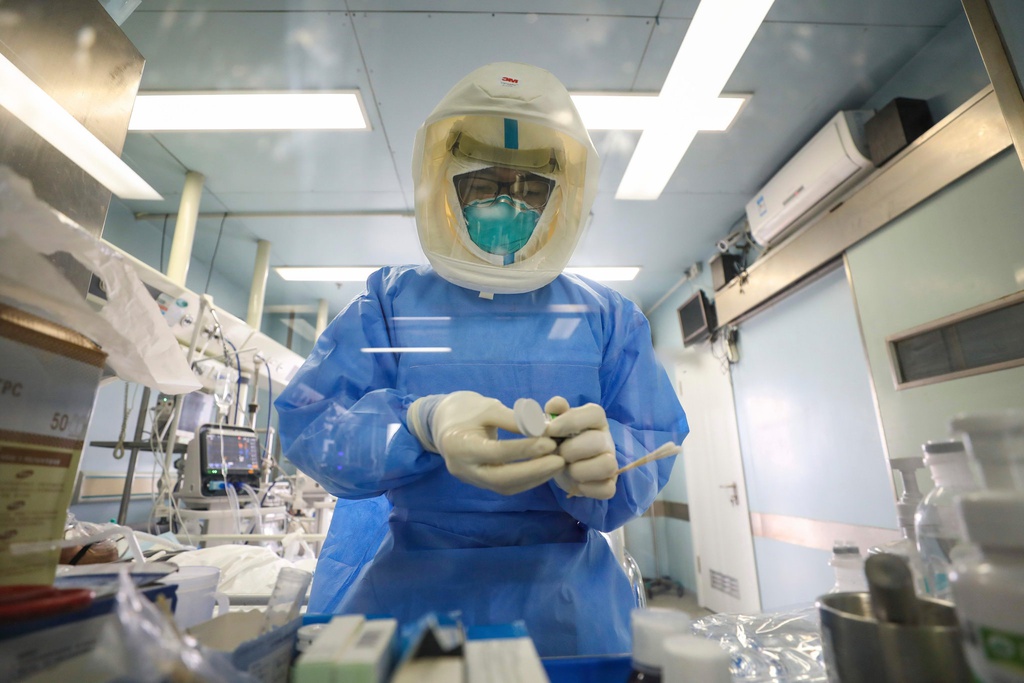 Nhân viên y tế TQ trả giá đắt trong cuộc chiến với virus corona