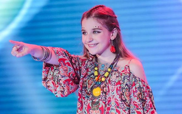Cô bé Nga thi Voice Kids gây chú ý khi nhảy 'Solo' ở phố đi bộ Hồ Gươm