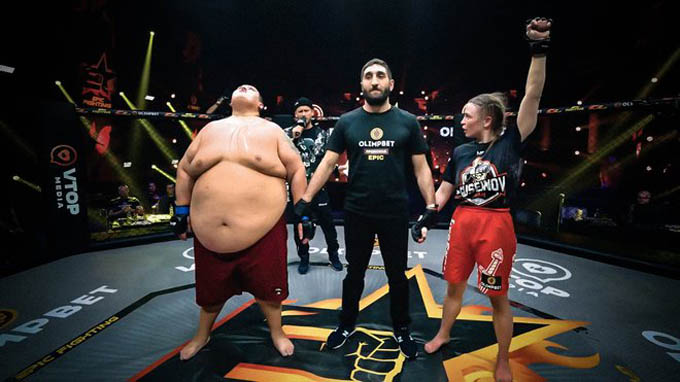 Trận MMA chênh lệch 180 kg ở Nga