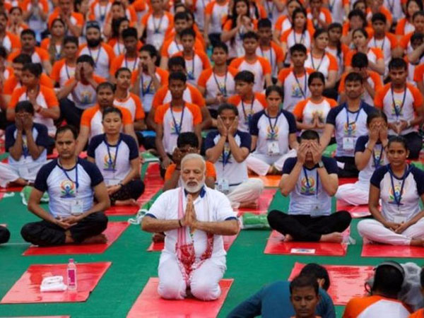 Thủ tướng Ấn Độ tập yoga cùng hàng ngàn người nhân Ngày Quốc tế yoga