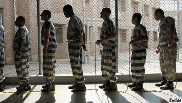 Vì sao quần áo tù nhân lại sọc đen trắng? 90% người được hỏi không giải thích được câu hỏi này!
