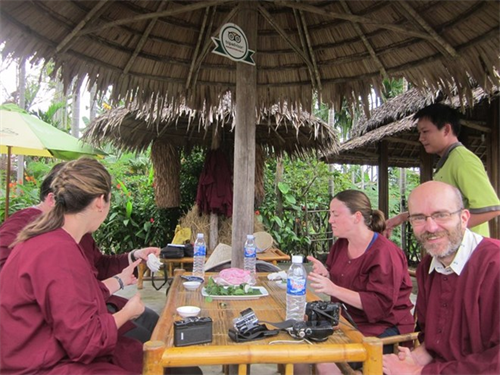 Quảng Nam: Khi người nông dân Việt Nam trở thành những người thầy của du khách quốc tế