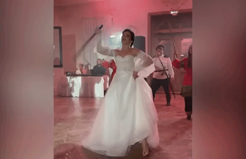 Cô dâu múa kiếm điêu luyện ngay tại lễ cưới