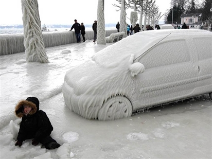 Video: Mưa lạnh khiến hàng loạt ô tô bị đóng băng tại Nga