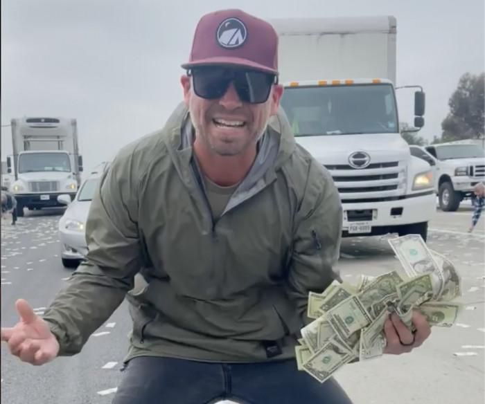 ''Mưa tiền'' USD phủ đầy cao tốc Mỹ, dân vứt xe giữa đường lao ra nhặt