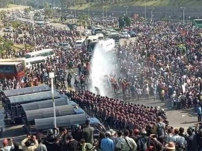 Cảnh sát Myanmar dùng vòi rồng đối phó người biểu tình